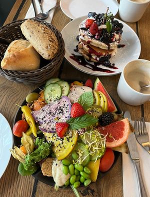 Herzhaftes Frühstück und Blaubeere Pancakes   at Geh Veg in Berlin