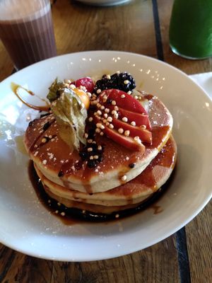 Pancakes mit Obst at Geh Veg in Berlin