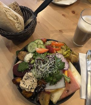 Herzhaftes Frühstück / Latte Macchiato mit Hafermilch  at Geh Veg in Berlin