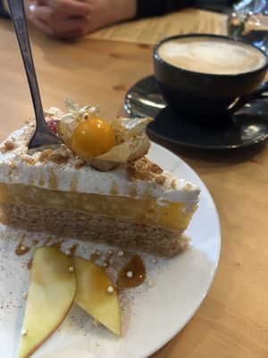 Schwedischer Apfelkuchen / Flat White mit Hafermilch  at Geh Veg in Berlin
