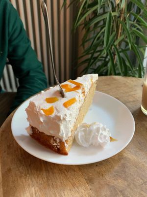 Vegan orange peach cake at Geh Veg in Berlin