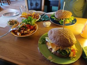 Nacho Burger und Chili Pommes at Vegano in Gross-gerau