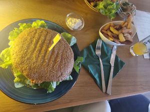 Crispy Burger und Pommes at Vegano in Gross-gerau