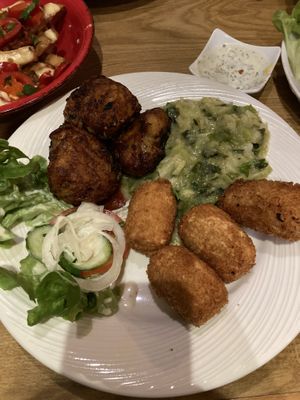 Kroketten mit chickenstyle Jackfruit und Wirsinggemüse  at Vegano in Gross-gerau