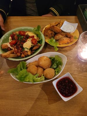 Vorspeisen Mix/ veganer Käse mit Preiselbeeren / Pommes /paniertes Hänchen at Vegano in Gross-gerau