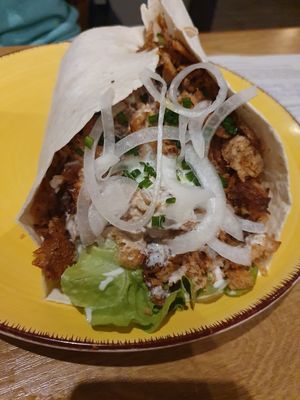 Gyros Burrito mit Kmoblauch Soße at Vegano in Gross-gerau