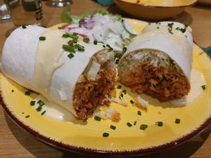 Burrito mit Chili Sin Carne und Reis at Vegano in Gross-gerau