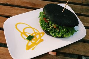 Black Mozarella Burger at Valladares in Berlin