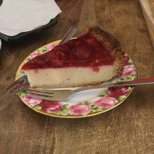 Raspberry cheesecake 💚 at Valladares in Berlin