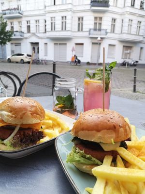 Burger Menü 🌱🍔 at Valladares in Berlin