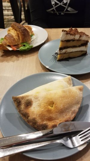 Empanadilla de verduras, tarta tiramisú y croissant relleno at Bohemian Lane in Bilbao