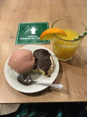 Cupcake of the day and palmera con nata (with cream) at Bohemian Lane in Bilbao