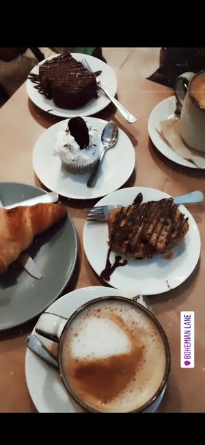Bizcocho de chocolate y banana, cupcake de cookies and cream, croissant, café de vainilla y café de avellana at Bohemian Lane in Bilbao