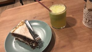 Carrot cake, zumo de verano y cupcake del mes de lima y coco de 10 TODO.   at Bohemian Lane in Bilbao