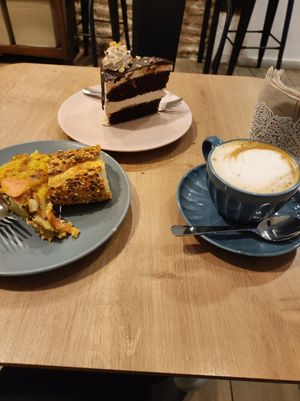 Pincho de tortilla de york y queso, tarta de praliné y caramel latte at Bohemian Lane in Bilbao