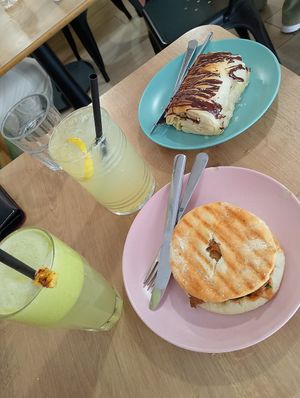 Zumos, napolitana y bagel at Bohemian Lane in Bilbao