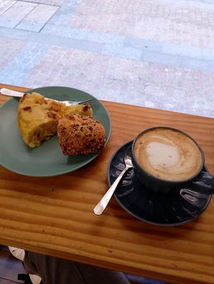 Pincho de tortilla y café (4,3€) delicioso at Bohemian Lane in Bilbao