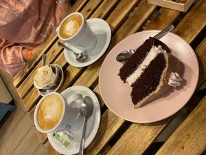 Chocolate and Raspberry Cake, Coffee and Walnut Cupcake and two soya lattes at Bohemian Lane in Bilbao