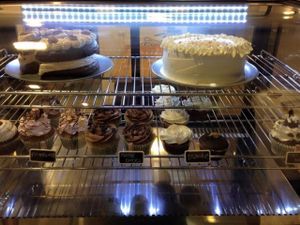 Puf cakes and cupcakes / nuestras tartas y cupcakes at Bohemian Lane in Bilbao