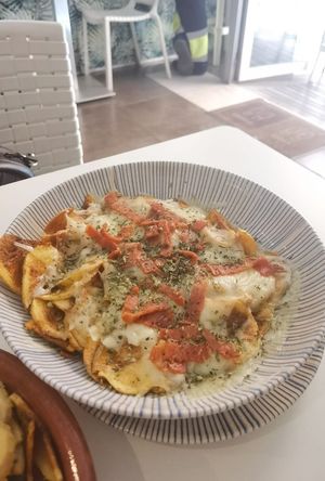 Patatas con bacon y queso at El Oju in Granada