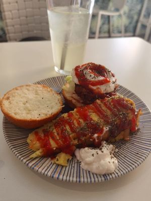 Tortilla de patatas y hamburguesa (tapa) at El Oju in Granada