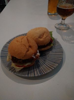 2 tapas de mini hamburguesa at El Oju in Granada