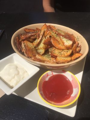 Patatas dos salsas at El Oju in Granada