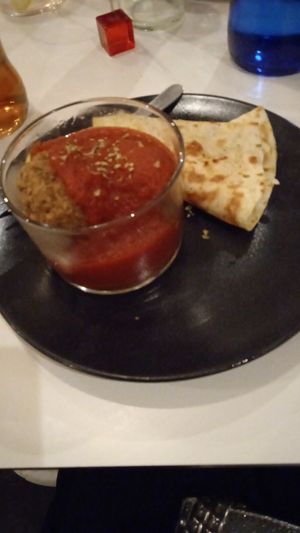 Quesadilla y albóndigas (tapas) at El Oju in Granada