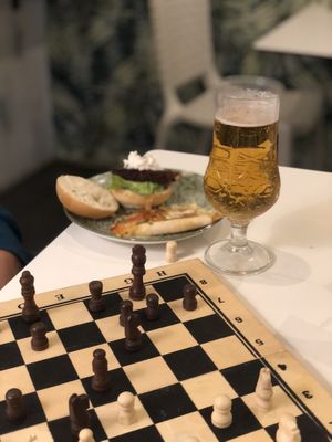 Tapas y cervezas. Chorizo y kesadilla, y juegos de mesa at El Oju in Granada