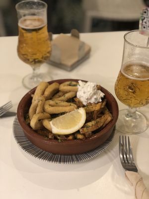 Kalamares con papas y mayo at El Oju in Granada