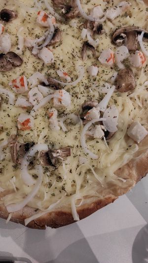 Pizza marinera at El Oju in Granada