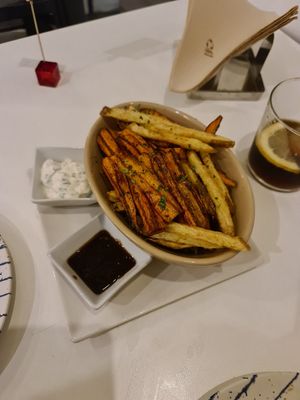 Oily fries and 🥕 at El Oju in Granada