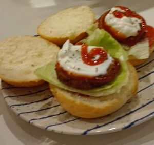 Mini burgers - free tapas at El Oju in Granada