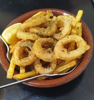 Aros de calamares veganos at El Oju in Granada