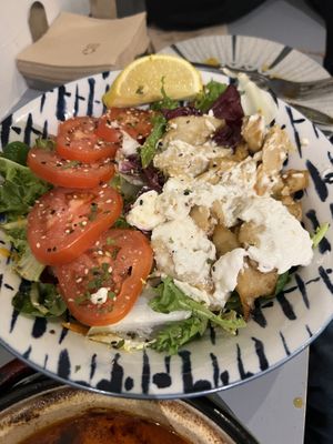 Ensalada de pollo con feta y veganesa  at El Oju in Granada