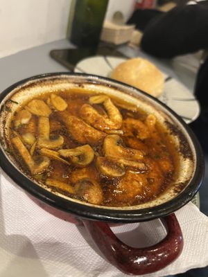 Gambitas al ajillo y champis   at El Oju in Granada