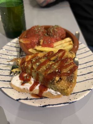 Dos tapas de tortilla y albóndigas   at El Oju in Granada