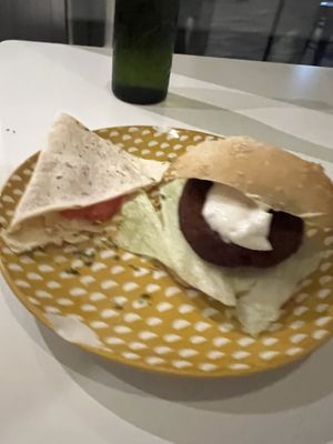 Tapas de quesadilla y choripán  at El Oju in Granada