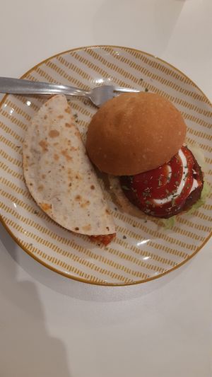Quesadilla and mini burger at El Oju in Granada