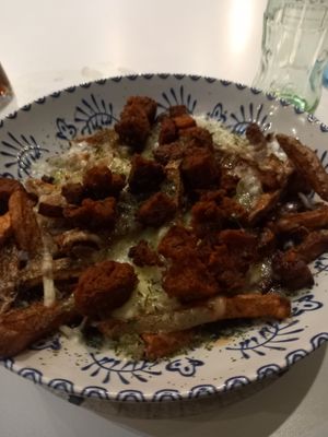 Papas estilo Ojú con queso y chori at El Oju in Granada