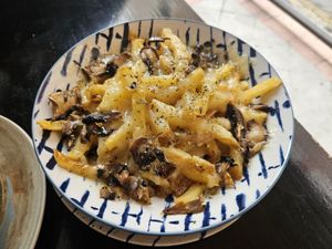 Patatas bastante ricas con queso y champis at El Oju in Granada