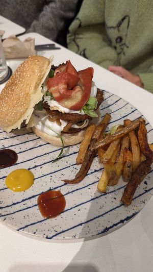 Lentil burger with bacon and cheese at El Oju in Granada