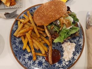 hamburguesa vegana at El Oju in Granada