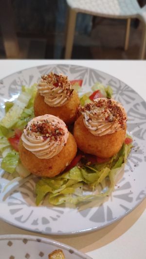 Delicatas de Keso (cheese nuggets with dried tomatoes mayonnaise) at El Oju in Granada