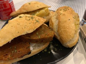 Buenisimo todo; no hemos podido parar de pedir para probar. Precios súper asequibles y un personal de diez. Enamora a cualquier amante de los animales, y de la buena comida at El Oju in Granada