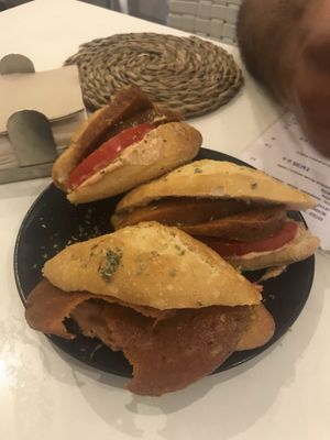 Montadito con la tapita at El Oju in Granada