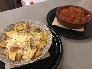 Patatas con baicon y queso y albóndigas en salsa at El Oju in Granada