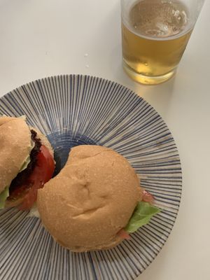 Tapa Mini-burguer at El Oju in Granada