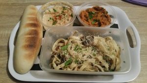 Duo Houmous et dip carotte + pain. Tagliatelles champignons et faux-mage at Mezzaluna in Saint-laurent-blangy