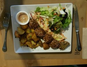 Plat (boulettes de sesame) at Mezzaluna in Saint-laurent-blangy